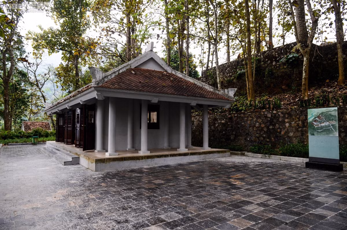 Khu nhà tưởng niệm được xây dựng ở vị trí trung tâm của Căng Bắc Mê. Nhà dựa lưng vào núi, cửa hướng về phía dòng sông Gâm.