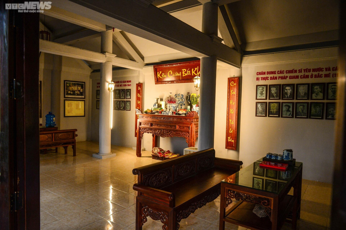 Bên trong khu vực nhà tưởng niệm trưng bày chân dung những chiến sỹ yêu nước và cách mạng bị thực dân Pháp giam cầm ở Bắc Mê (1939 - 1942).