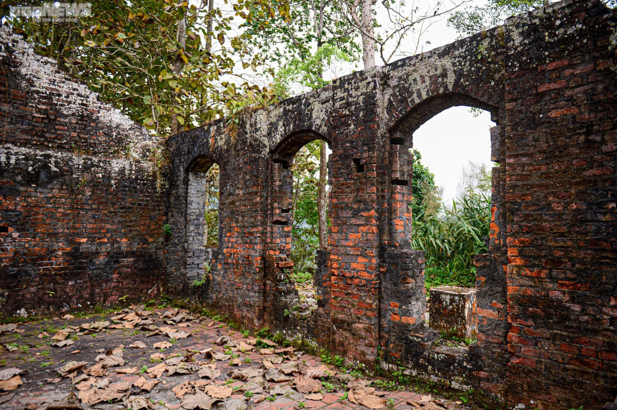 Xung quanh là hệ thống tường bao kiên cố được xây bằng đá tảng dài 190m, cao 2m, dày 40cm. Quanh tường có những lỗ châu mai hình vuông.