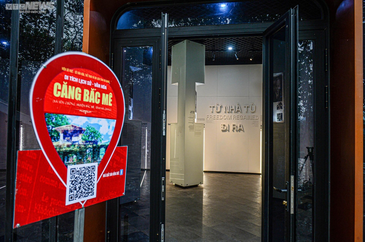 Công trình gây ấn tượng nhờ lối kiến trúc độc đáo, hài hòa với cảnh quan thiên nhiên và môi trường di tích cùng phần trưng bày hiện đại nhờ vận dụng công nghệ kỹ thuật 4.0. Trong ảnh là biển quét mã QR để du khách khám phá Căng Bắc Mê qua không gian mạng.