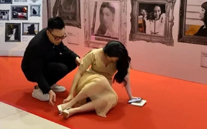 iễn viên Trúc Anh cũng từng ngã ngay trên thảm đỏ.