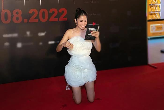 ệ Nam từng ngã nhào trên thảm đỏ ra mắt phim do sự cố đùa lố từ nhân viên BTC.