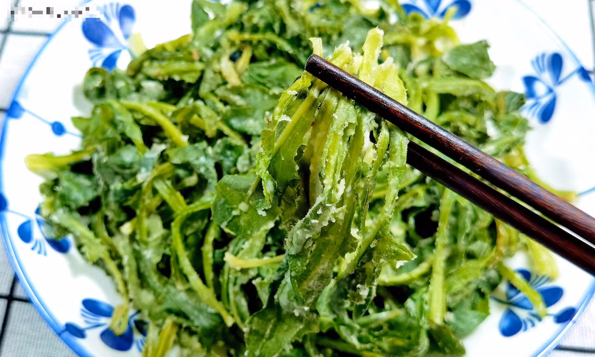 Loai rau dai moc day bo ruong lai la 