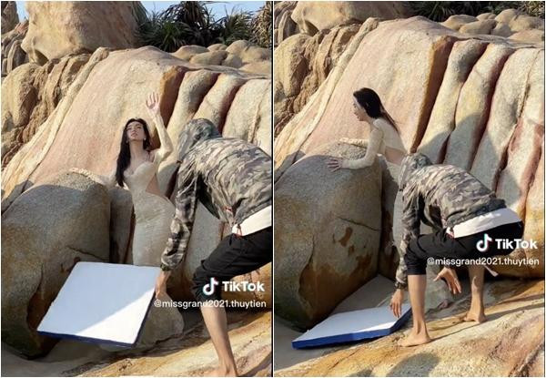 hoảnh khắc Thùy Tiên gặp tai nạn khi nhân viên thuộc ekip trượt tay làm rơi đạo cụ vào người đẹp, khiến mỹ nhân 9X đổ người vì giày cao, phải vịn vào mỏm đá.