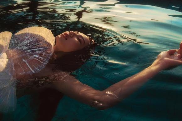 hoảnh khắc thần thái miễn bàn của Nguyễn Thúc Thùy Tiên dưới nước.