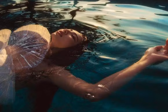 Khoảnh khắc thần thái miễn bàn của Nguyễn Thúc Thùy Tiên dưới nước.