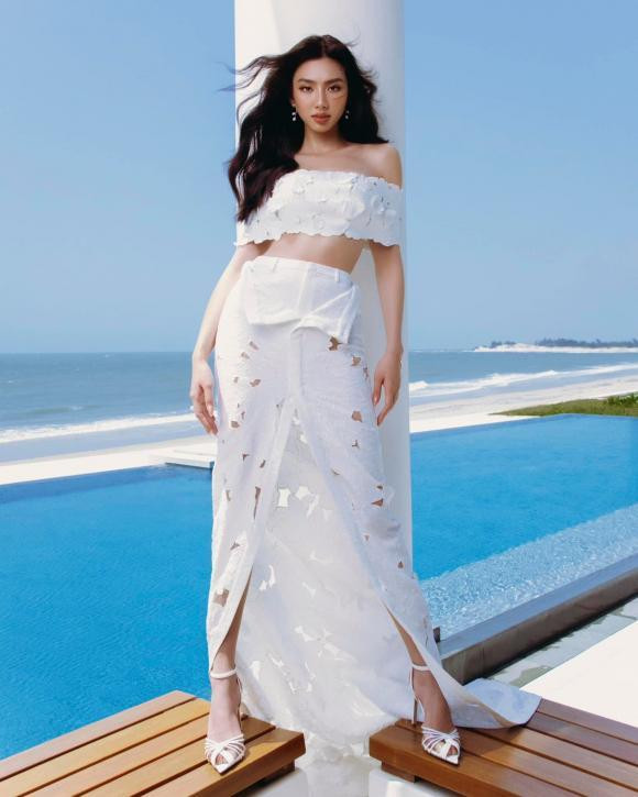 hần thái cực đỉnh của Thùy Tiên dù phải đi giày cao, tạo dáng ở địa hình khó nhằn. Tuy vậy, theo dõi đoạn clip hậu trường được tung ra mới đây, dân tình đi từ ngạc nhiên đến "dở khóc dở cười" trước sự thật sau những khoảnh khắc mãn nhãn. Ai nấy vỡ lẽ khi biết Miss Grand International 2021 đã phải vô cùng chật vật khi chụp hình.