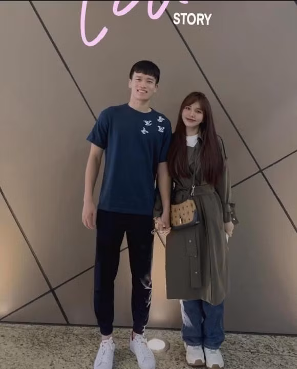 Truoc Chung ket AFF Cup 2022, Hoang Duc duoc ban gai mung sinh nhat