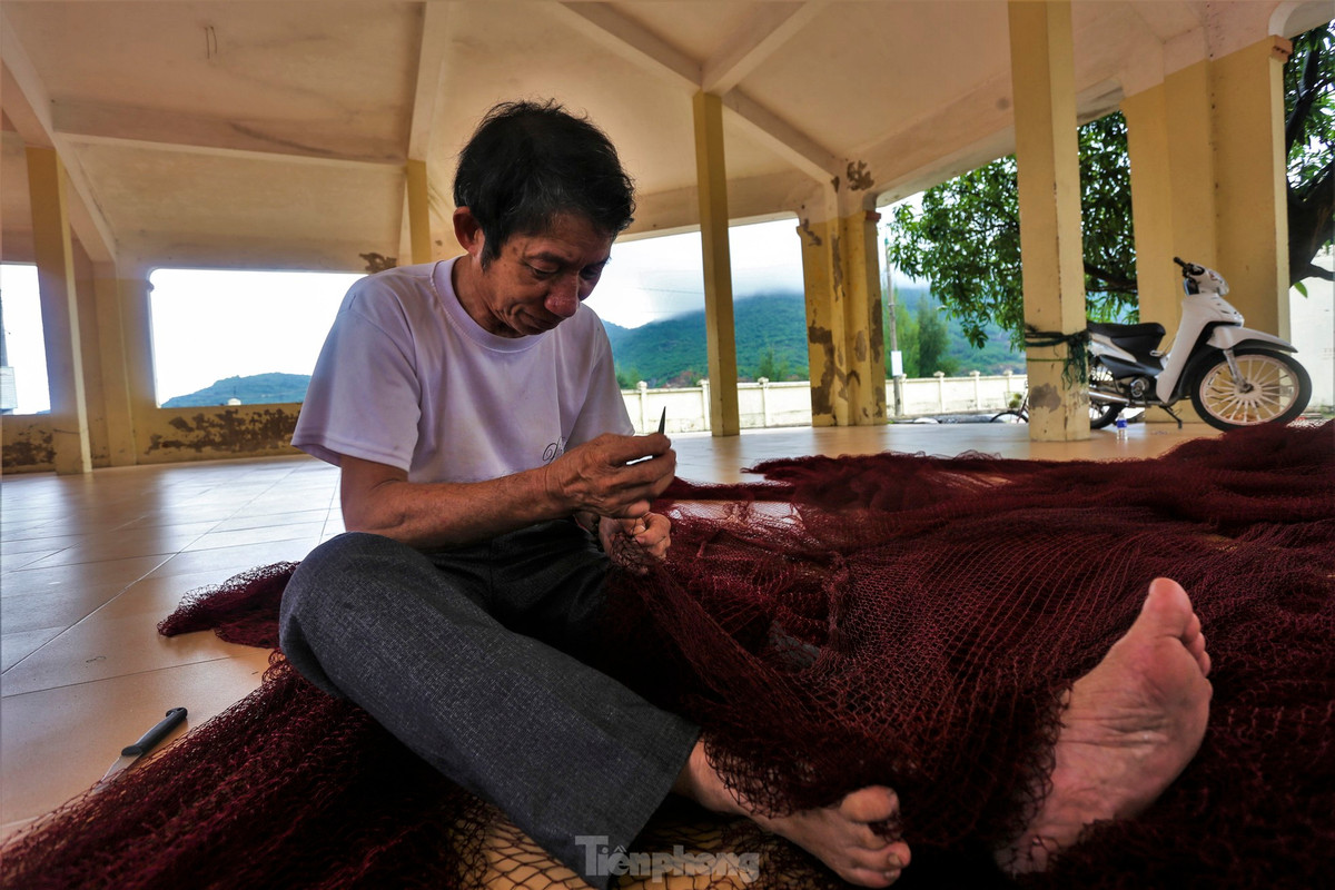 Ngư dân đan lưới, ngư cụ mới cho tàu thuyền vươn khơi bám biển.