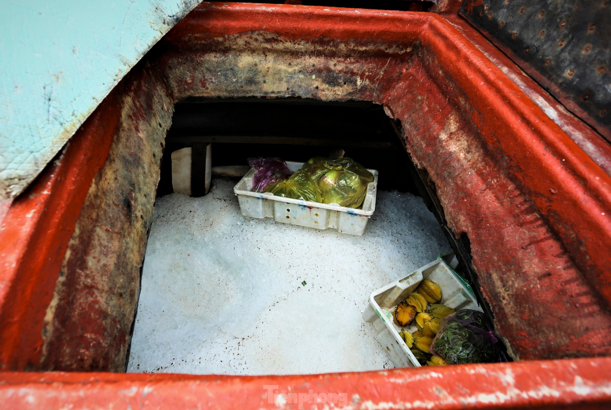 Ngư dân chuẩn bị xăng dầu, ngư lưới cụ, đá xay và thực phẩm chuẩn bị cho chuyến biển dài ngày.