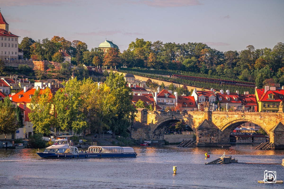 Một góc chụp nhìn ra cầu Charles từ công viên Park Cihelna - nơi được mệnh danh "góc chụp quốc dân" của những nhiếp ảnh gia ở Praha. Anh Hà chia sẻ, khu vực này đẹp suốt bốn mùa, nhưng mùa thu đẹp ấn tượng hơn cả.