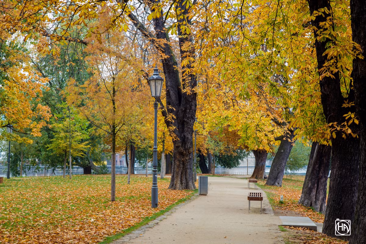 Ngoài các địa điểm trên, nếu có dịp tới Thủ đô Praha vào mùa thu, du khách có thể ghé một số điểm đến chụp hình cũng đẹp không kém khác như Vrtbovska Zahrada (vườn Vrtba - một trong những khu vườn có kiến trúc baroque nổi tiếng); cầu Karl (hay còn gọi là cầu Charles - cầu tình yêu); Quảng trường Phố cổ (Staroměstské náměstí),… Ảnh: Hà Tomas
