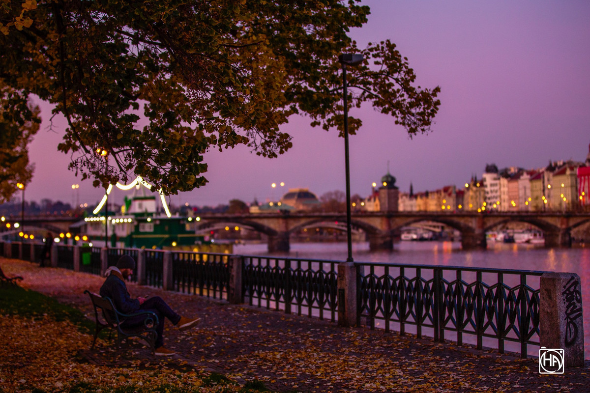 Khi hoàng hôn dần buông, thành phố lên đèn, khung cảnh ở Praha càng thêm ấn tượng, xứng đáng với những danh hiệu mỹ miều mà du khách ví von: “Trái tim của Châu Âu”, “Vương miện của thế giới”...