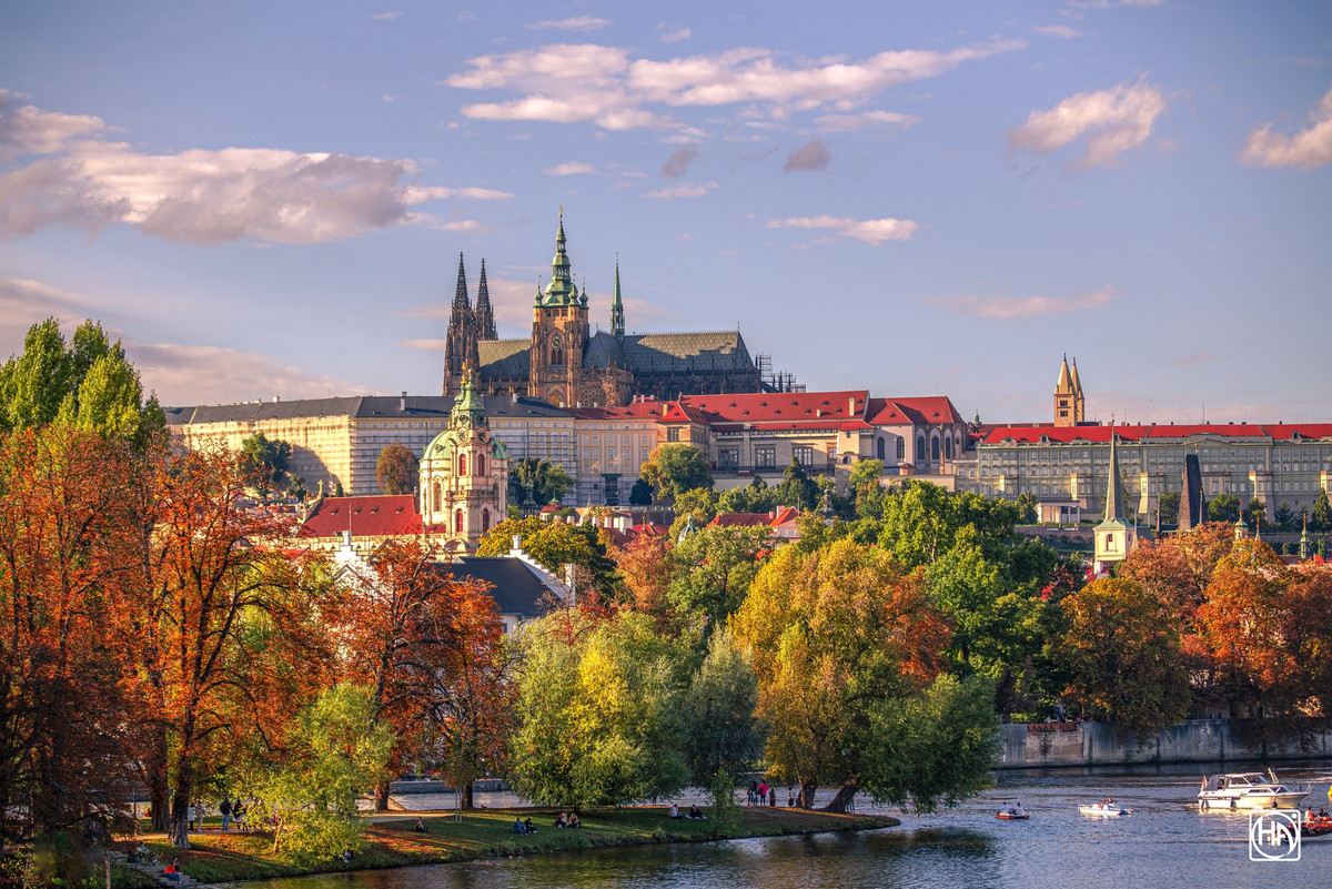 Góc chụp hướng nhìn ra lâu đài Praha nổi tiếng khắp thế giới. Lâu đài này từng lập kỷ lục Guinness thế giới với tư cách là quần thể lâu đài lớn nhất hành tinh. Ngày nay, lâu đài Praha là một trong những địa điểm du lịch nổi tiếng nhất ở CH Séc, thu hút cả triệu lượt khách ghé thăm mỗi năm.