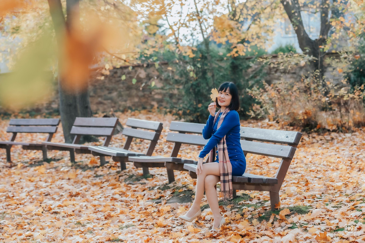 Theo anh Hà, thời điểm mùa thu Praha đẹp nhất là trung tuần tháng 10 tới đầu tháng 11. Dọc khắp các con phố, lá cây dần chuyển sang màu vàng, màu đỏ, tạo khung cảnh ấn tượng, nên thơ.