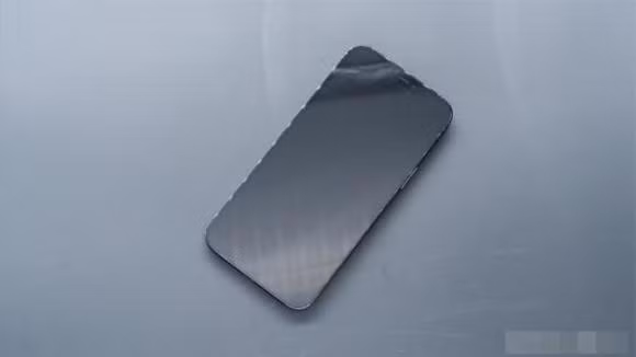 Dat dien thoai di dong tren ban, nen up man hinh len hay xuong?-Hinh-2