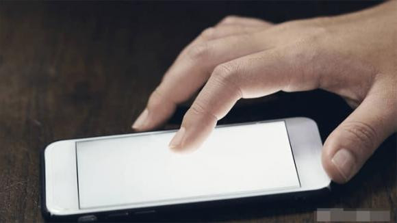 Dat dien thoai di dong tren ban, nen up man hinh len hay xuong?