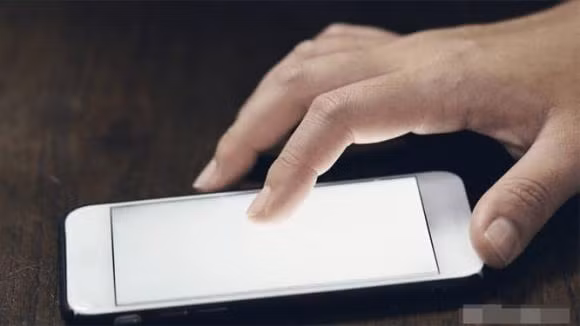 Dat dien thoai di dong tren ban, nen up man hinh len hay xuong?