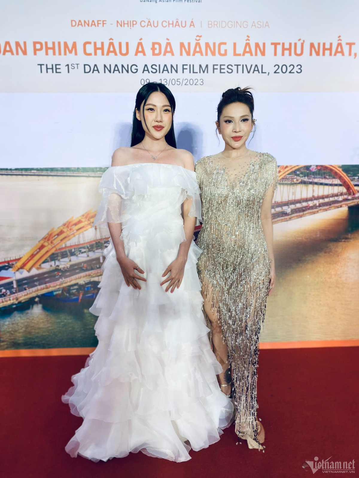 Tối 13/5, Uyển Ân và Khả Như đại diện đoàn phim Nhà bà Nữ tới dự lễ trao giải Liên hoan phim châu Á - Đà Nẵng 2023.