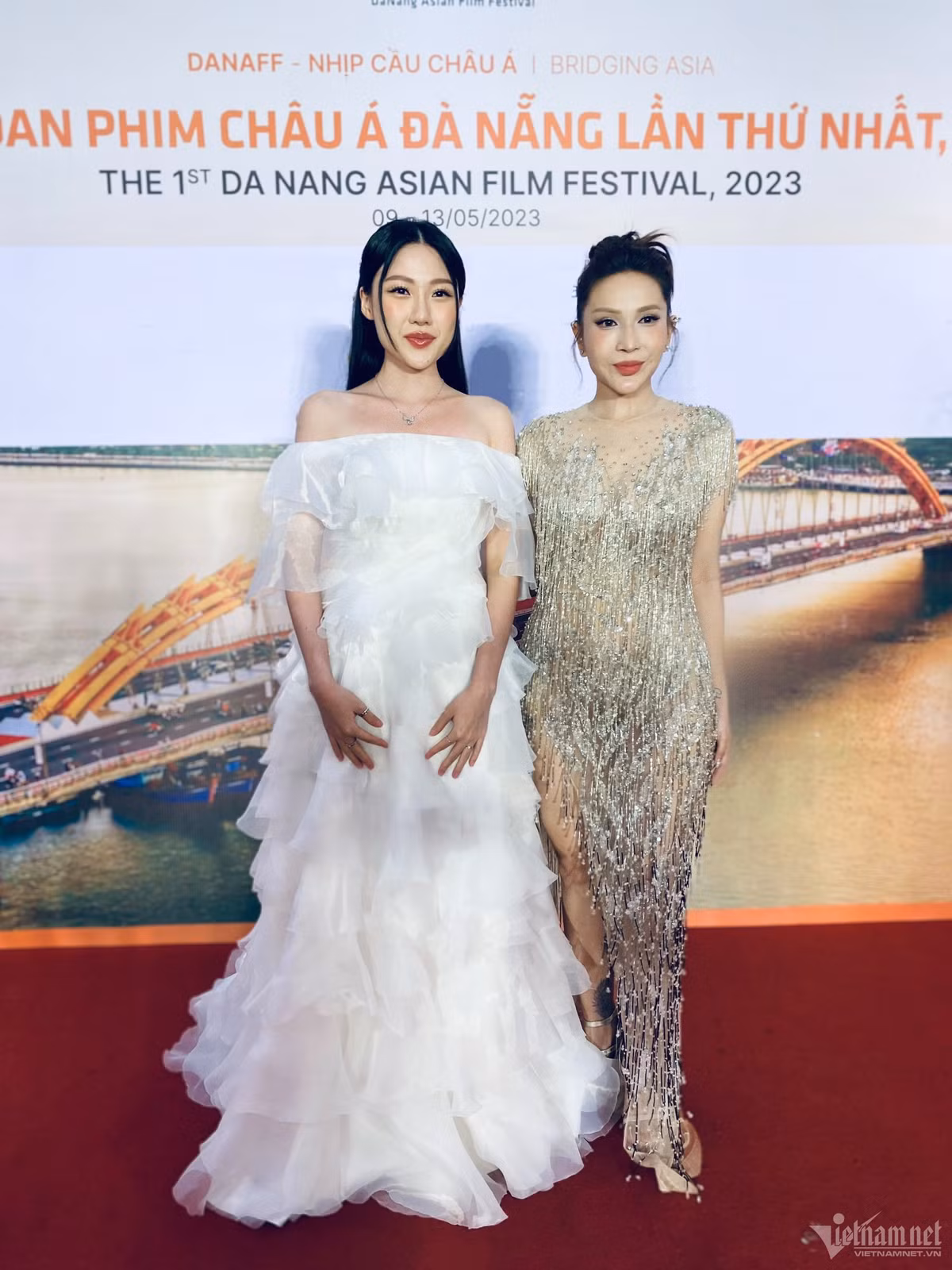 Tối 13/5, Uyển Ân và Khả Như đại diện đoàn phim Nhà bà Nữ tới dự lễ trao giải Liên hoan phim châu Á - Đà Nẵng 2023.
