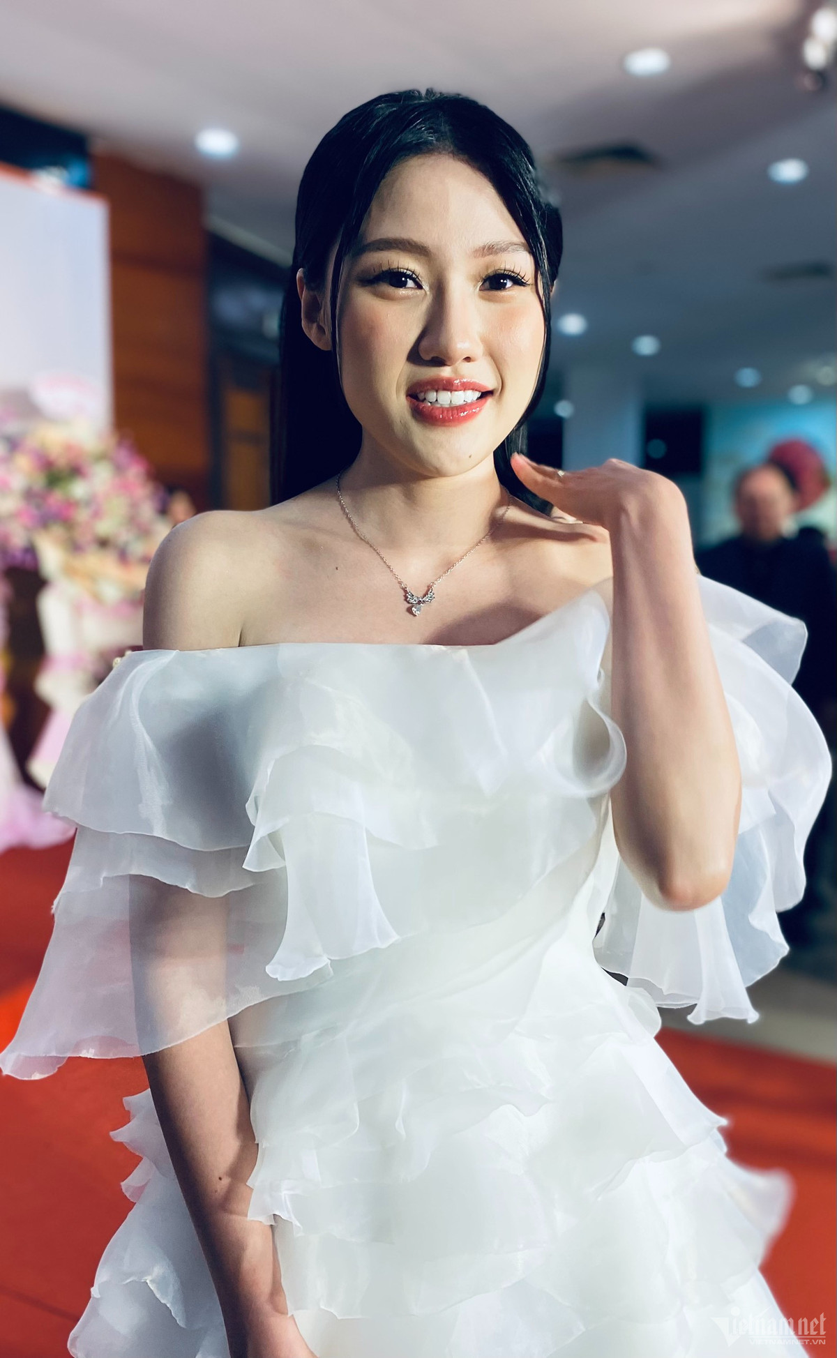 Trước câu hỏi của VietNamNet: "Chị cảm thấy thế nào khi tham dự LHP châu Á Đà Nẵng với tư cách diễn viên của bộ phim có doanh thu cao nhất Việt Nam được hàng triệu khán giả biết đến?", Uyển Ân nói: "Trước hết là hồi hộp vì lần đầu tiên em được tham gia 1 LHP lớn như vậy. Cảm giác thứ hai là tự hào về bản thân được góp mặt trong một bộ phim hút khách. Khi bước lên thảm đỏ mọi người biết tên và hò reo Uyển Ân nên em rất vui".