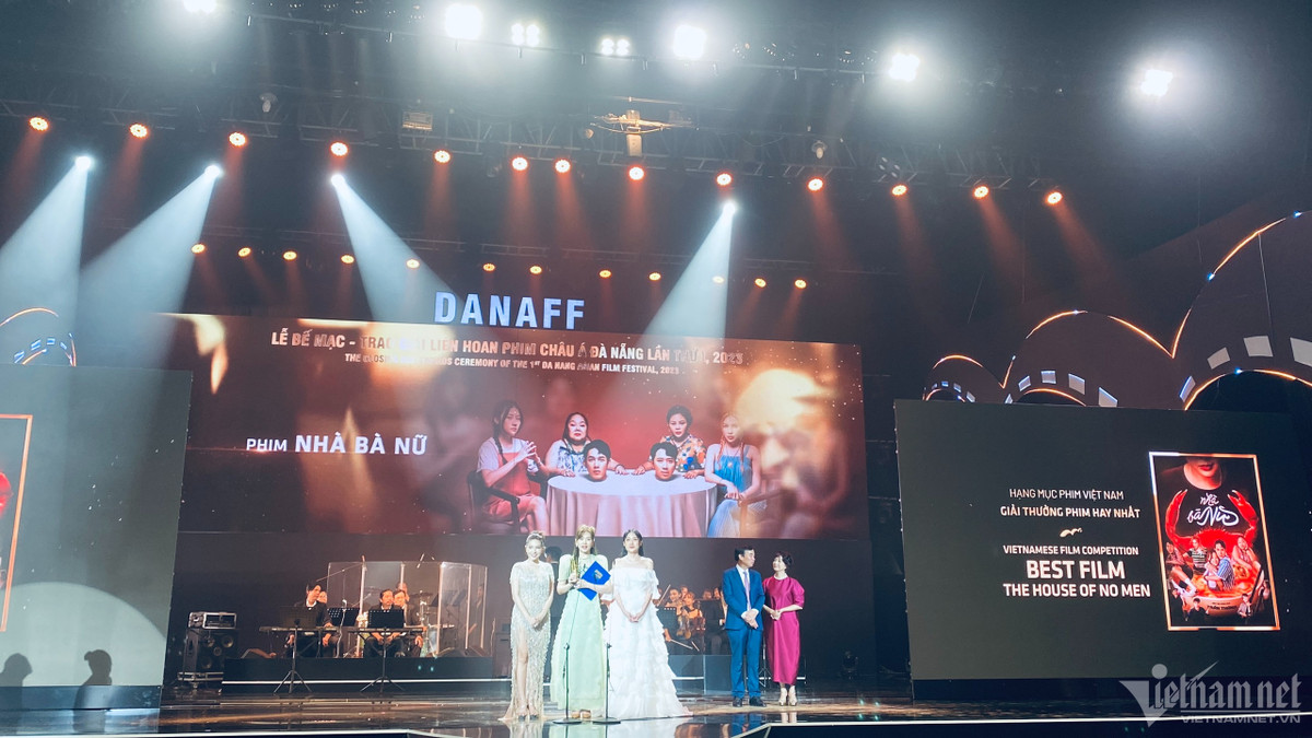 Với câu hỏi: "Uyển Ân có bị áp lực khi nhận các dự án tiếp theo vì phim đầu tay đã thành công như vậy?", nữ diễn viên sinh năm 1999 trải lòng: "Đó chỉ là áp lực về khả năng của bản thân, áp lực nếu làm không tốt". Trong ảnh, Uyển Ân cùng Khả Như và Hari Won - vợ Trấn Thành nhận giải Phim hay nhất cho Nhà bà Nữ ở hạng mục Phim Việt Nam dự thi ở LHP châu Á Đà Nẵng tối 13/5.