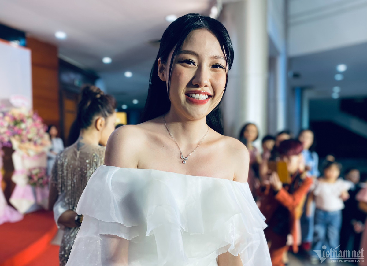 Uyển Ân cho biết Trấn Thành rất muốn tham gia sự kiện này nhưng vì có lịch trình từ trước nên chẳng thể bỏ công việc vào Đà Nẵng nhận giải, nếu không sẽ phải đền hợp đồng.