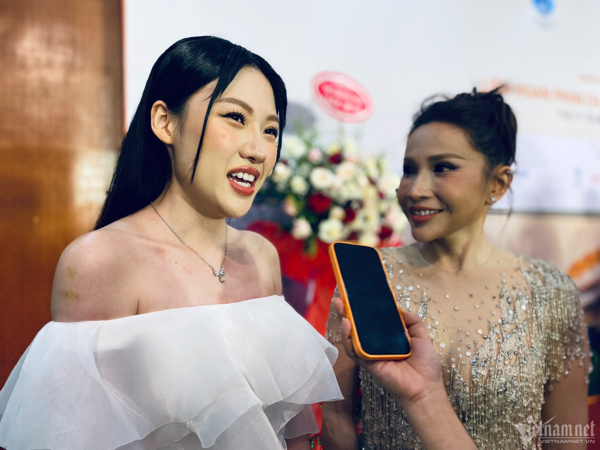 Uyển Ân và Khả Như - hai chị em trên phim vui vẻ trả lời truyền thông. Em gái Trấn Thành hài hước nói anh trai cô kêu hai người rảnh nhất đoàn phim Nhà bà Nữ đến lễ trao giải, 1 người ế show còn 1 người chưa có người yêu.