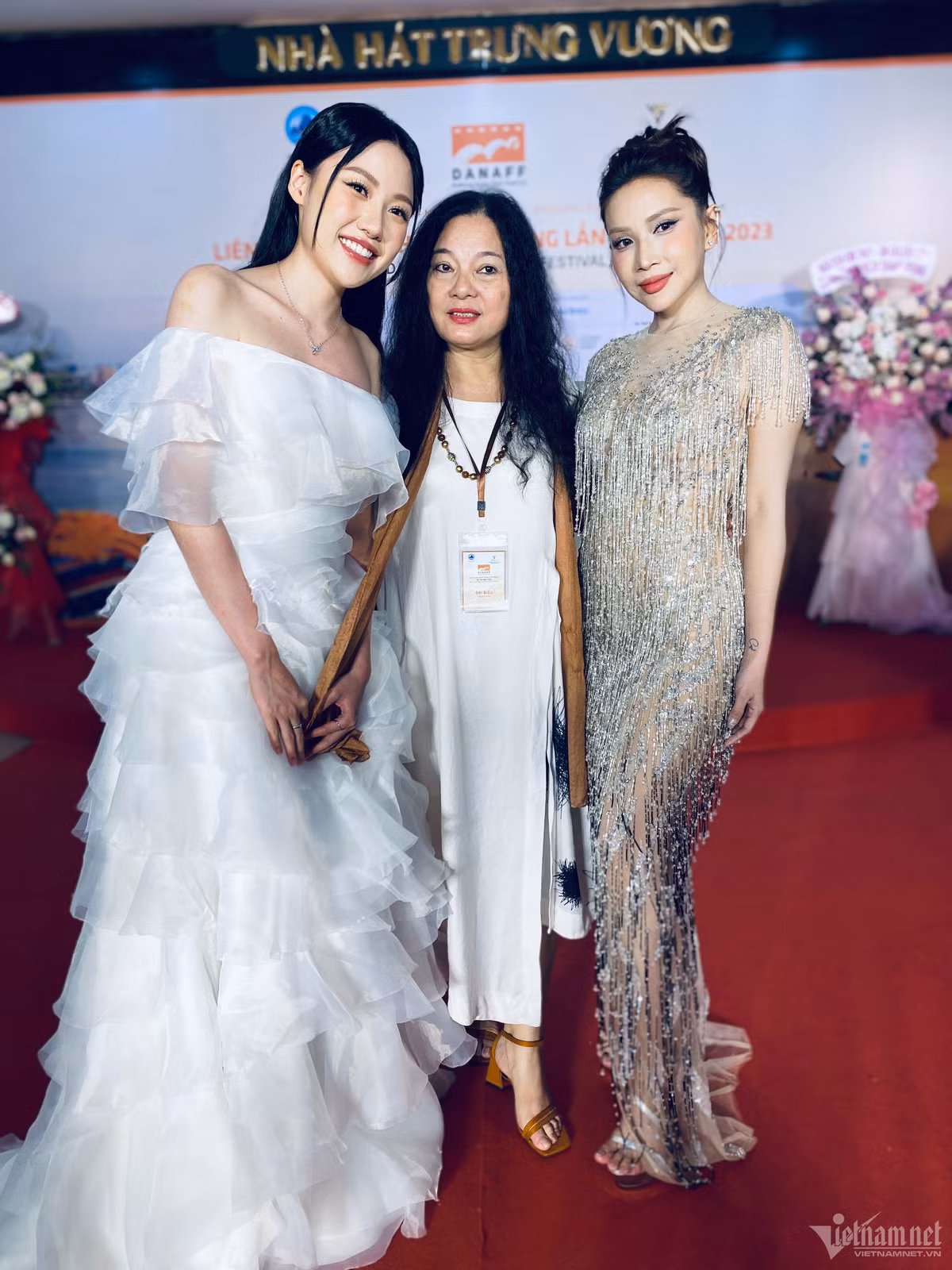 Uyển Ân chọn đầm trắng cúp ngực nữ tính và để tóc đơn giản khi tới sự kiện.