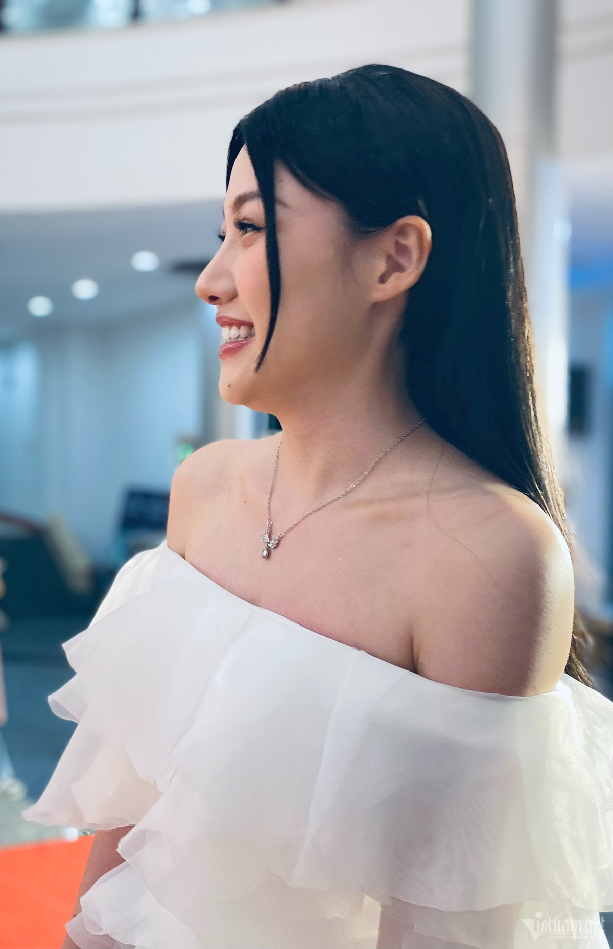 Khi Nhà bà Nữ ra mắt ở Hà Nội, Trấn Thành nói anh hy vọng sau phim này nhiều khán giả sẽ gọi em gái mình là Uyển Ân thay vì 'em gái Trấn Thành'. Trước câu hỏi của VietNamNet: "Sau Nhà bà Nữ, Uyển Ân thường được gọi như thế nào?", cô cho biết: "May mắn mọi người yêu thương nên gọi tên em là Uyển Ân. Nhưng vì đây là phim của đạo diễn Trấn Thành nên một số khán giả vẫn gọi là em gái Trấn Thành vì quen miệng hơn. Đó cũng là điều nổi bật nhất ở cái tên Uyển Ân".