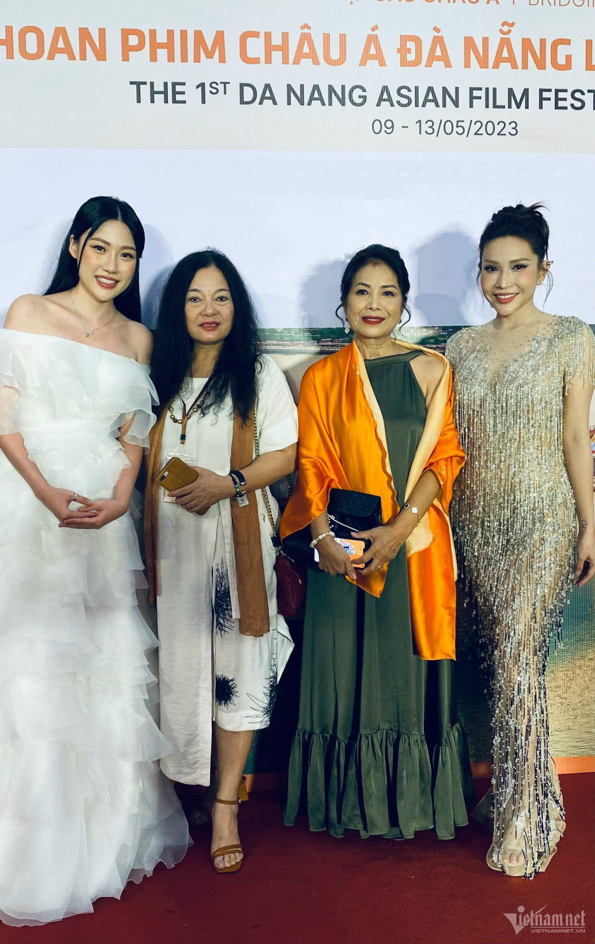 Uyển Ân, Khả Như hội ngộ NSƯT Minh Trang và bà Phan Bích Hà, nguyên Hiệu trưởng trường Sân khấu Điện ảnh TP.HCM trên thảm đỏ Liên hoan phim châu Á Đà Nẵng.