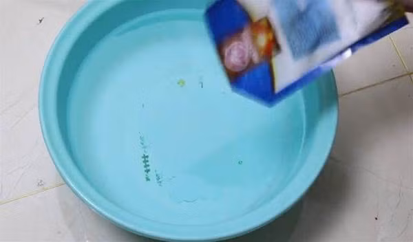 Them nguyen lieu re tien vao nuoc lau nha sach bat ngo-Hinh-3