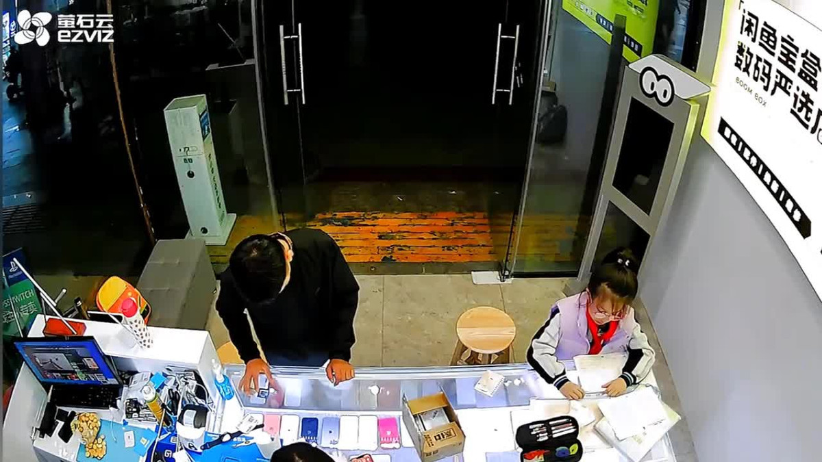 Video: Nam thanh nien vo mua hang roi cam dien thoai bo chay