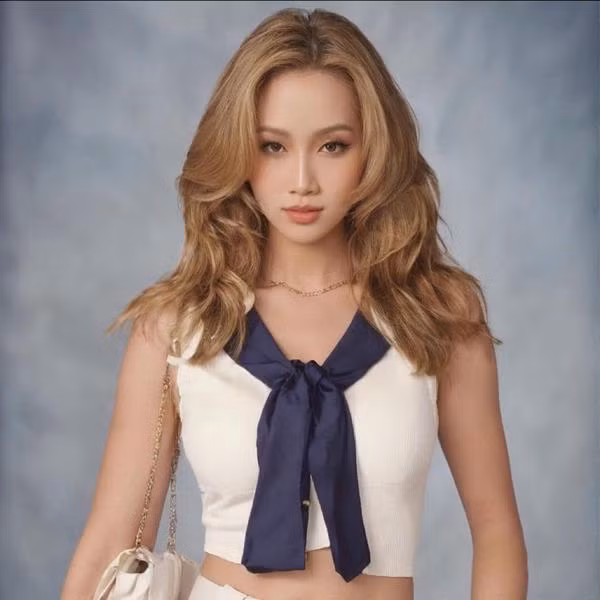 Trước những bình luận này, Đỗ Nhật Hà không có bất cứ phản hồi nào, cô chỉ tập trung vào các công việc của mình. Để đảm bảo cho nhan sắc luôn xinh đẹp, Đỗ Nhật Hà luôn ý thức đến việc giữ dáng, siết cân.