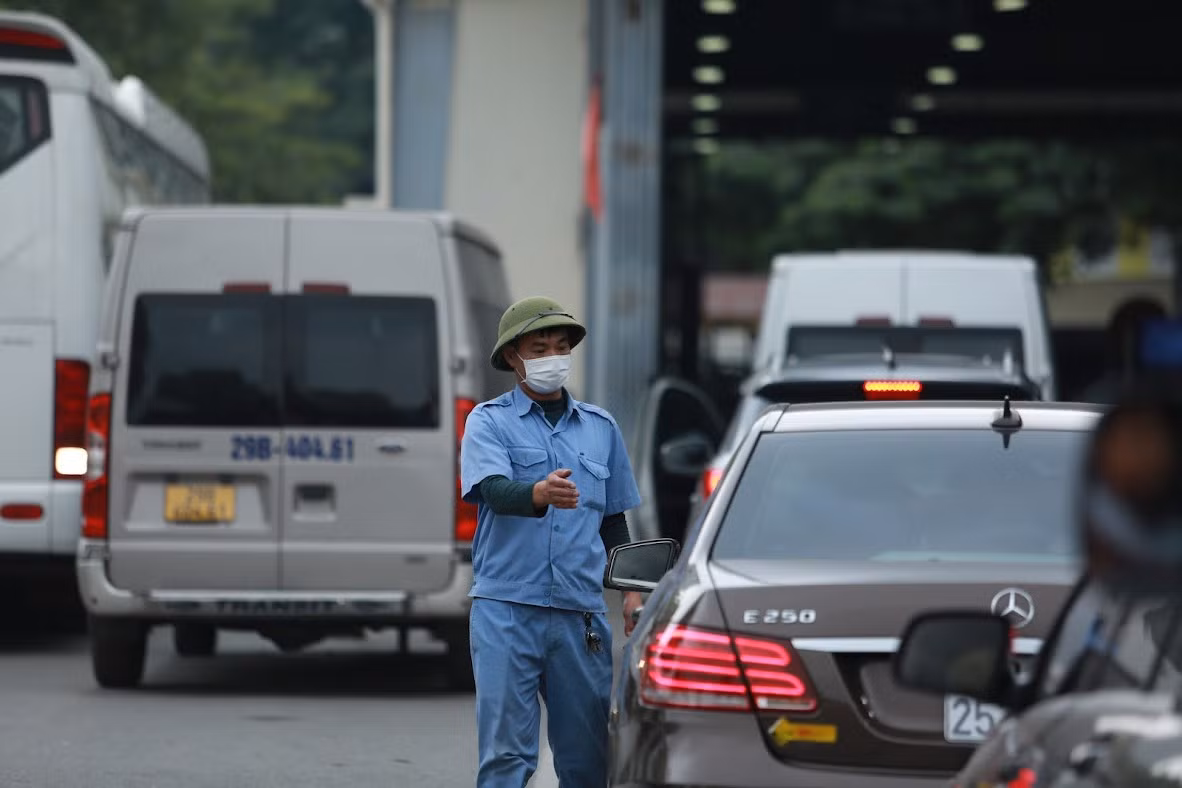 Het cho truoc trung tam dang kiem, gio lai un u tren app