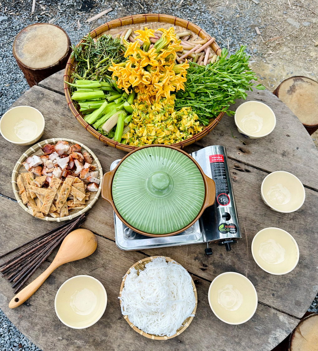 Bữa ăn miệt vườn được nam diễn viên bày biện đẹp mắt.