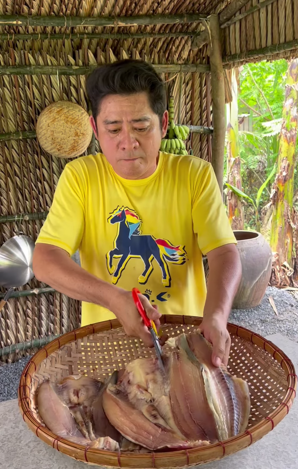 Theo diễn viên sinh năm 1968, anh đang hưởng thụ những khoảnh khắc hạnh phúc của cuộc sống, bởi với anh, 2 chữ hưởng thụ không chỉ nói tới tiền tài hay vật chất mà còn nói về cảm xúc, tinh thần. Anh khẳng định bản thân chọn cuộc sống gần gũi với thiên nhiên không phải do nghèo khổ hay thiếu thốn mà bởi đây là điều làm anh cảm thấy thoải mái và thích hợp.