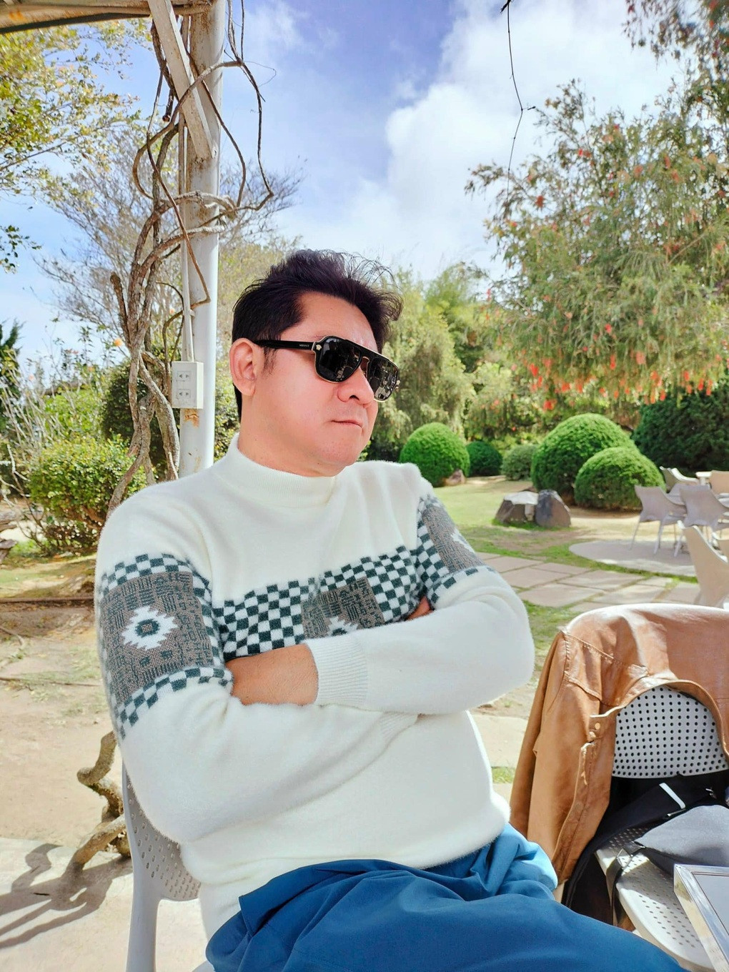 Nam nghệ sĩ nói: "Thật sự thì ngoài đi đóng phim, tôi còn đóng quảng cáo nên kinh tế cũng ổn định. Tôi mong muốn khán giả đón nhận và xem các clip cuộc sống miệt vườn của tôi để thư giãn, giải trí, chứ đừng nghĩ tôi "giả nghèo", bởi hiện cuộc sống tôi rất tốt" (cười).