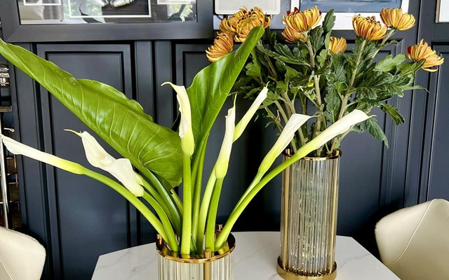 Lúc con gái đi học, cô có thời gian rảnh rỗi để cắm hoa, nữ casĩ thổ lộ: "Ốc đi học là mẹ lại rảnh điên lên... lại đi lùng cácloại hoa đẹp về cắm tung toé. Hôm nay là hoa rum và cúc hoàngđế".