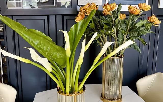 Lúc con gái đi học, cô có thời gian rảnh rỗi để cắm hoa, nữ casĩ thổ lộ: "Ốc đi học là mẹ lại rảnh điên lên... lại đi lùng cácloại hoa đẹp về cắm tung toé. Hôm nay là hoa rum và cúc hoàngđế".