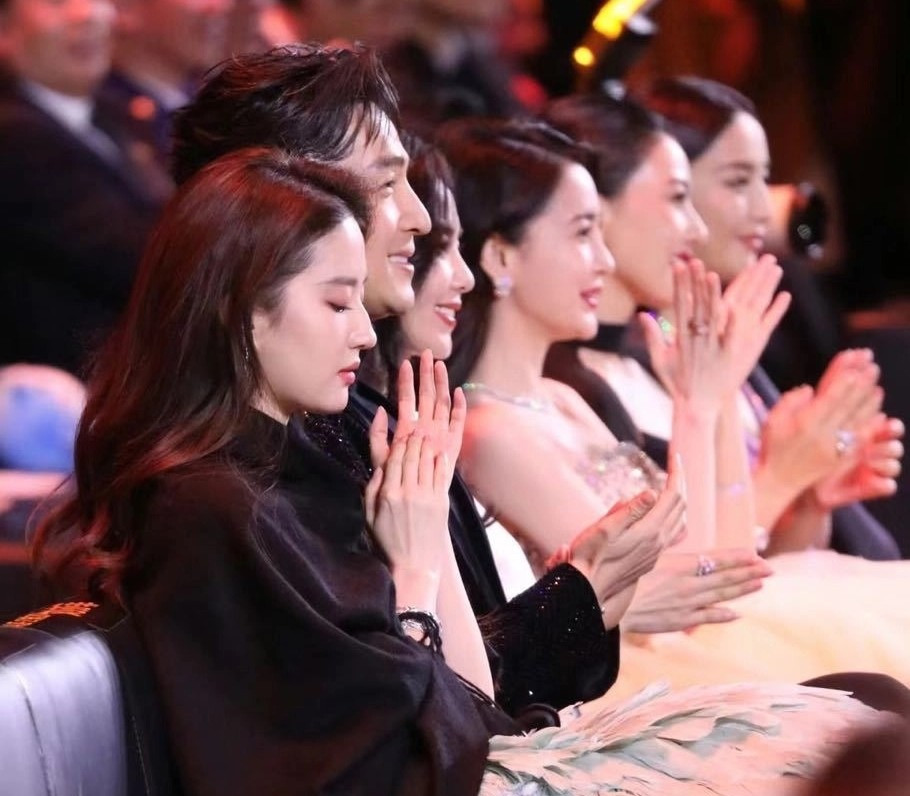 Thi phi bua vay Luu Diec Phi chi sau mot dem-Hinh-4