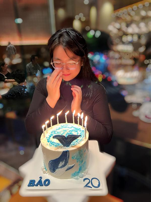 tuổi ngoài đôi mươi, Gia Bảo có làn da trắng mịn cùng vóc dáng vừa phải.