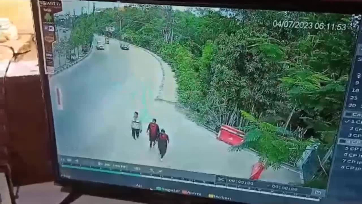 Video: Mất lái khi vào cua, ô tô tông trúng 3 người đi dạo Video: Mat lai khi vao cua, o to tong trung 3 nguoi di dao