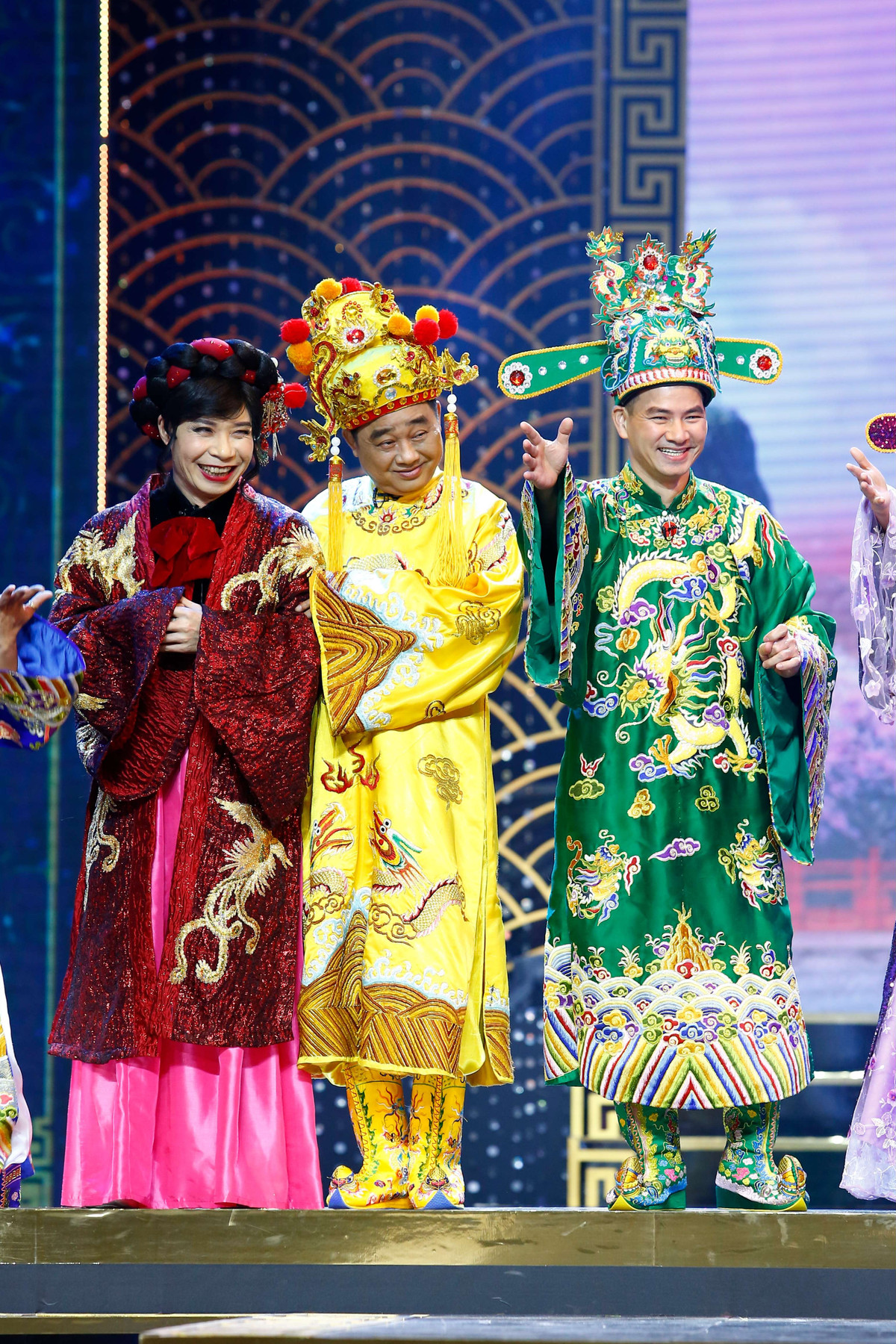 Nhiều ý kiến nhận định Táo quân 2023 cài cắm khéo léo nội dung, đả kích sâu cay những vấn đề nóng trong xã hội. Khi chỉ còn lại 4 nhân vật Táo chủ chốt tranh đua, lúc này họ cùng nhảy một điệu và hát: "một, hai, đúng hay sai", "một, hai, sống hay die". Sau đó, Ngọc Hoàng xuất hiện, tuyên bố: "làm sai, die, die, die". Một câu thoại thú vị khác của nhân vật Ngọc Hoàng là: "được ăn cả, ngã còn nguyên".