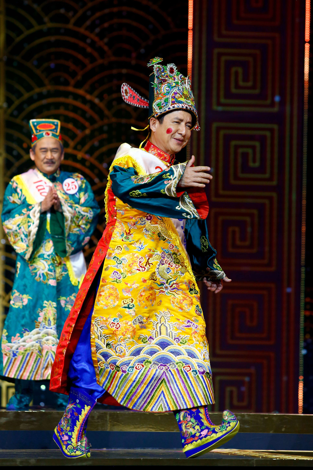 Táo Giao thông, do nghệ sĩ Chí Trung thể hiện, có loạt câu thoại như "Tôi không hứa sẽ làm giảm tắc đường nhưng tôi hứa sẽ khiến nhiều người tắc đường cùng bạn", "Tính tình không thích lòng vòng nhưng thích tạo ra những đường cong trong lòng thành phố". Nhiều khán giả tâm đắc với câu mách nước châm biếm từ Táo Giao thông: "Chúng ta nên nhúc nhích một chút để tỏ ra vẫn làm việc".