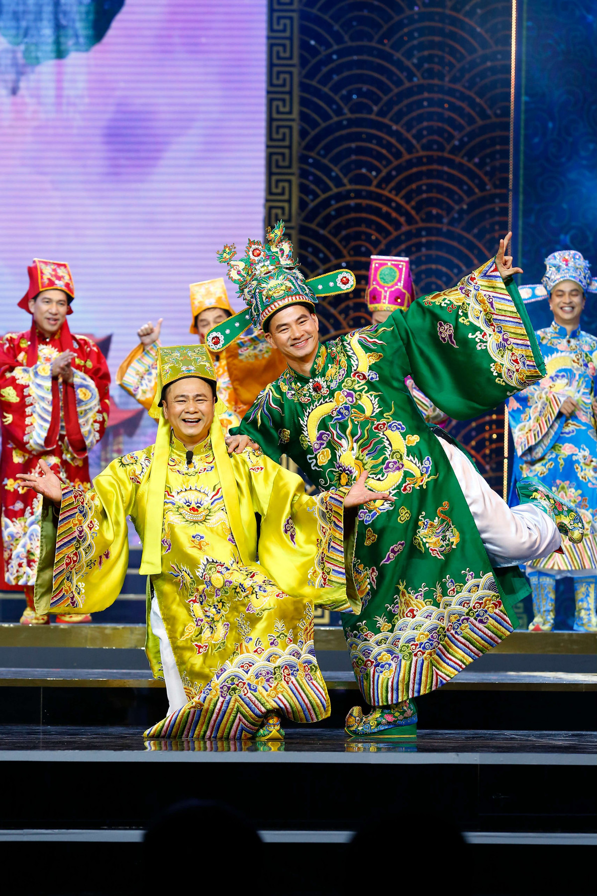 Táo quân là chương trình hài kịch truyền hình, được sản xuất lần đầu vào năm 2003. Năm nay, khán giả nhận xét chương trình vẫn giữ được chất hài, châm biếm vốn có. Người xem còn được thưởng thức những ca khúc đặc trưng của Táo quân trong 20 năm qua. Tuy vậy, luồng ý kiến tranh luận vẫn luôn tồn tại song song.