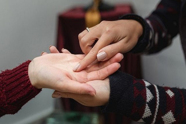 Người này có trí tuệ linh hoạt và đầu óc thông minh. Họ sẽ không ngừng làm việc và hiện thực ước mơ của mình. Người có đặc điểm tay này rất dễ giàu có. 