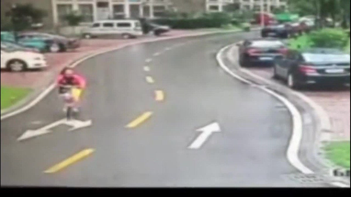 Video: Cửa thùng xe tải bất ngờ bật mở, đập trúng hai cha con Video: Cua thung xe tai bat ngo bat mo, dap trung hai cha con