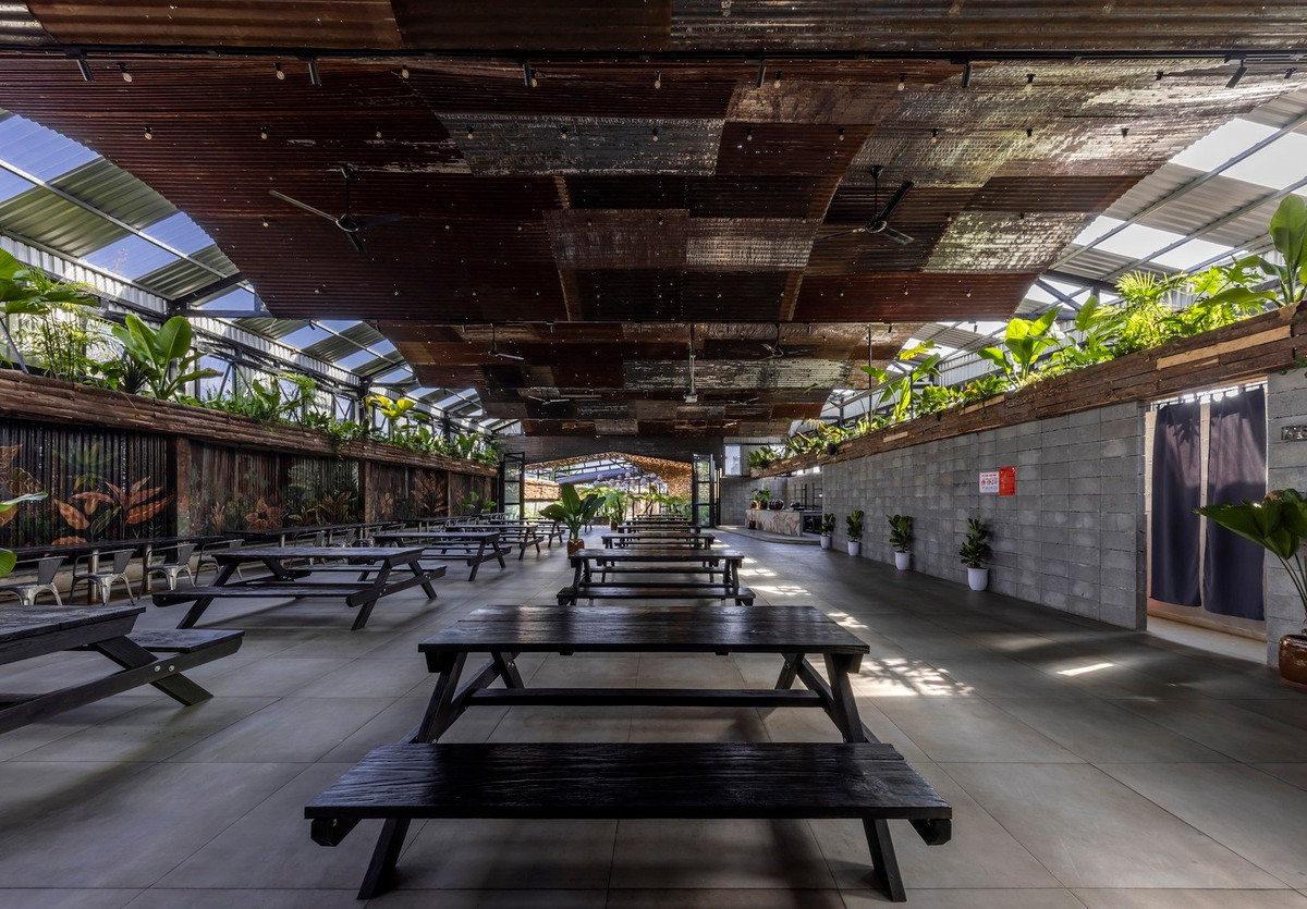 Được biết, dự án hoàn thành vào đầu năm 2023 và các kiến trúc sư kỳ vọng nhiều người sẽ thay đổi tư duy về cách xây dựng nhà hàng theo hướng thân thiện với môi trường thông qua công trình này.