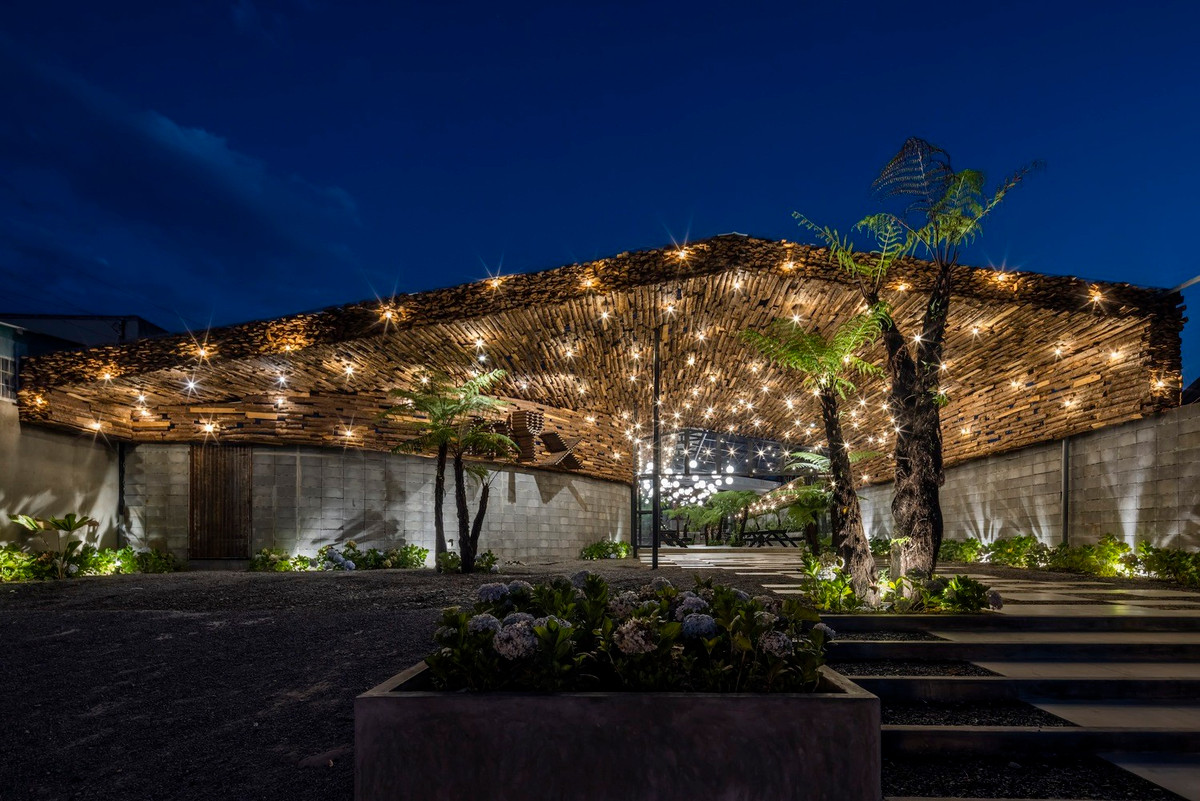 Lớp trần đặc biệt được ghép bằng hàng nghìn thanh gỗ đơn, tạo ra mảng rèm nửa kín nửa hở giúp thực khách có được trải nghiệm ăn uống gần gũi với thiên nhiên.